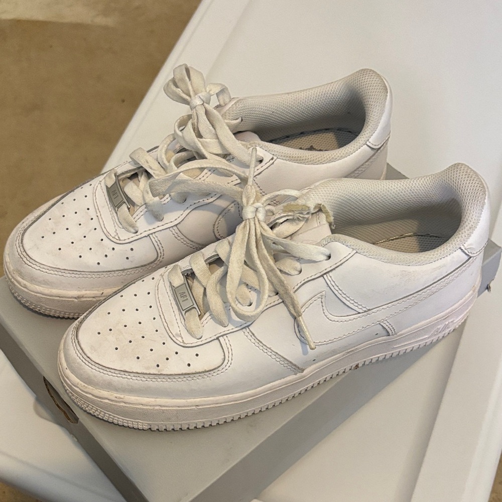 Nike Air Force 1 LE (GS) Triple White Sneakers | Youth‎ 7Y / Women’s 8.5